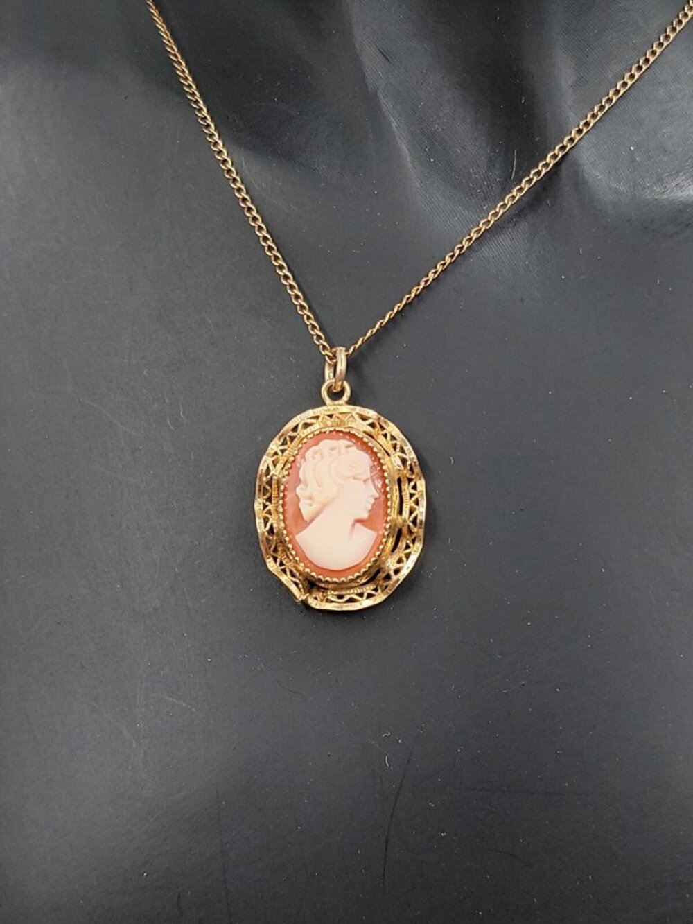 Vintage Van Dell 12kgf Cameo Pendant Necklace Ruffled Open Metalwork Frame 16" - Picture 2 of 13